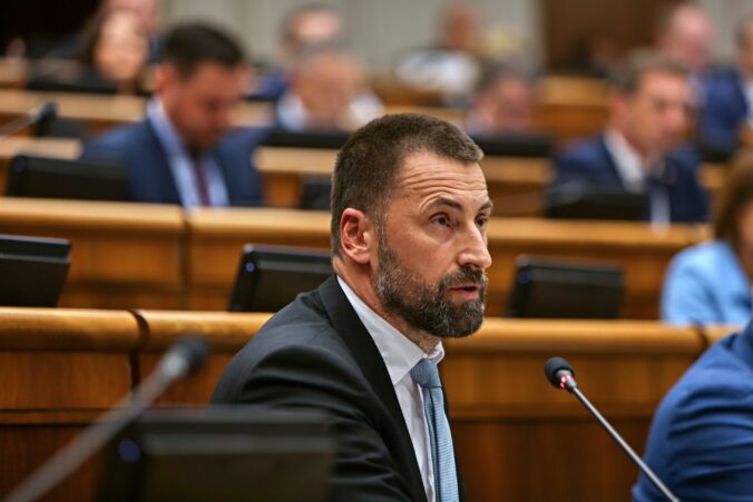 Vládny toxický kokteil ničí slovenskú ekonomiku, poslanec Viskupič kritizuje ministra financií