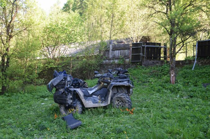 Vodič štvorkolky zišiel v obci Červený Kameň z cesty a prevrátil sa, tragickú nehodu neprežil – FOTO Vodič štvorkolky zišiel v obci Červený Kameň z cesty a prevrátil sa, tragickú nehodu neprežil – FOTO