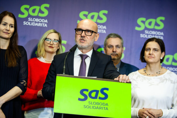 Namiesto transakčnej dane haciendová. Fico podľa SaS predstiera záujem o pracujúcich divadielkom vo fabrike Namiesto transakčnej dane haciendová. Fico podľa SaS predstiera záujem o pracujúcich divadielkom vo fabrike