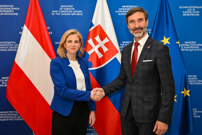 Slovensko navštívili dve rakúske ministerky, rokovali o posilnení konkurencieschopnosti aj nelegálnej migrácii Slovensko navštívili dve rakúske ministerky, rokovali o posilnení konkurencieschopnosti aj nelegálnej migrácii
