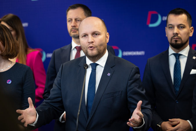 Demokratom sa vyhráža neznámy páchateľ, plánuje „vypáliť zásobník AK47“ a hodiť granáty Demokratom sa vyhráža neznámy páchateľ, plánuje „vypáliť zásobník AK47“ a hodiť granáty