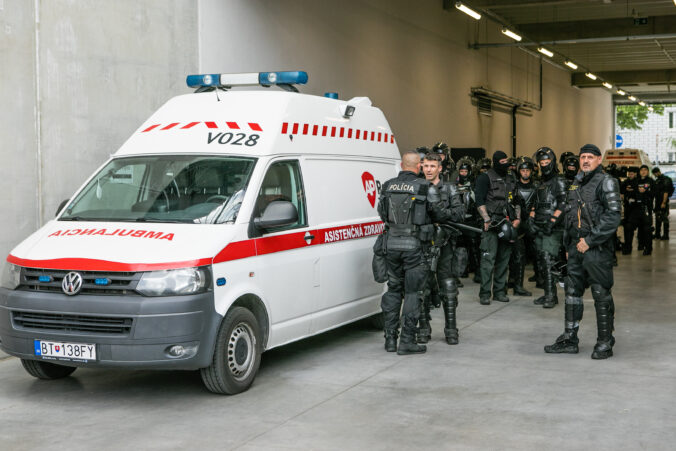 Na poriadok v Dunajskej Strede dohliadnu policajti z celého Slovenska, mesto odporúča zatvoriť bary Na poriadok v Dunajskej Strede dohliadnu policajti z celého Slovenska, mesto odporúča zatvoriť bary