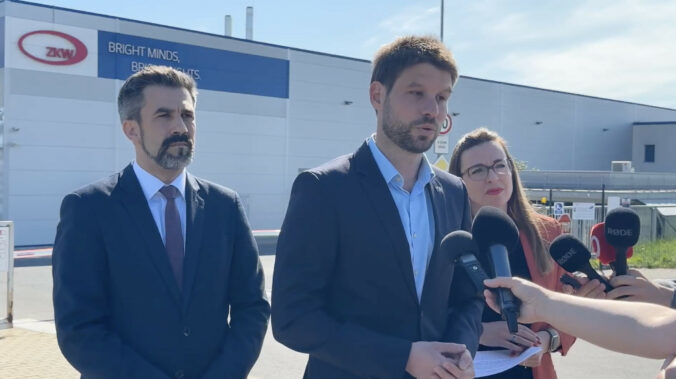 Fico v nej odrobil zmenu, dnes fabrika prepúšťa. Za každé stratené miesto nesie podľa PS zodpovednosť premiér – VIDEO