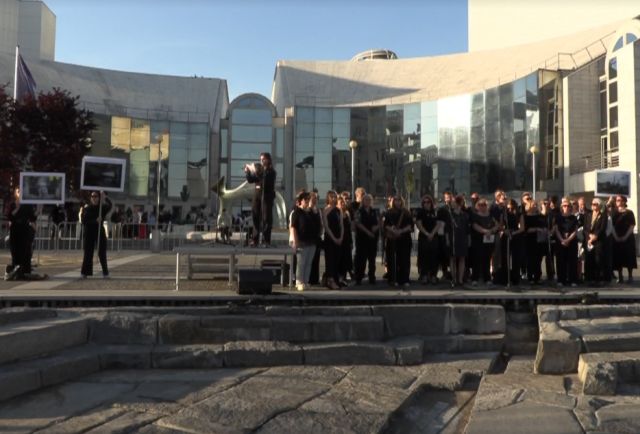 Na proteste Netreba nám Netrebko sa zišlo niekoľko stoviek ľudí. Odmietli koncert speváčky, ktorá podporovala Putina – VIDEO Na proteste Netreba nám Netrebko sa zišlo niekoľko stoviek ľudí. Odmietli koncert speváčky, ktorá podporovala Putina – VIDEO