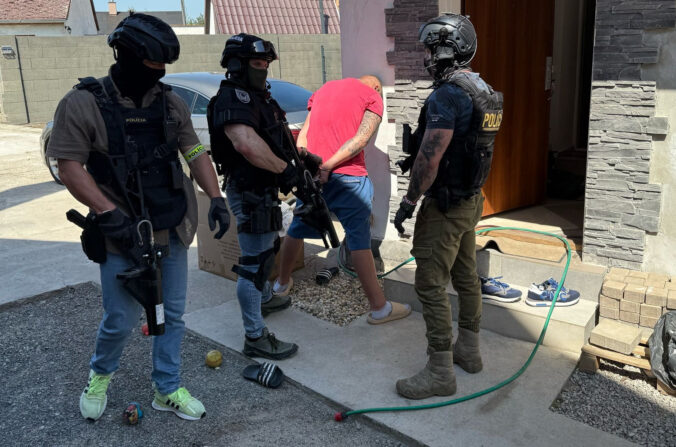 Polícia zadržala medzinárodne hľadaného Slováka. Na muža bol vydaný európsky zatýkací rozkaz Polícia zadržala medzinárodne hľadaného Slováka. Na muža bol vydaný európsky zatýkací rozkaz