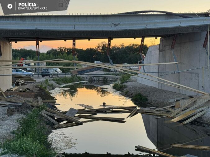 Pracovný deň sa zmenil na boj o život, v Chorvátskom Grobe sa zrútila časť mosta aj s robotníkmi – FOTO Pracovný deň sa zmenil na boj o život, v Chorvátskom Grobe sa zrútila časť mosta aj s robotníkmi – FOTO