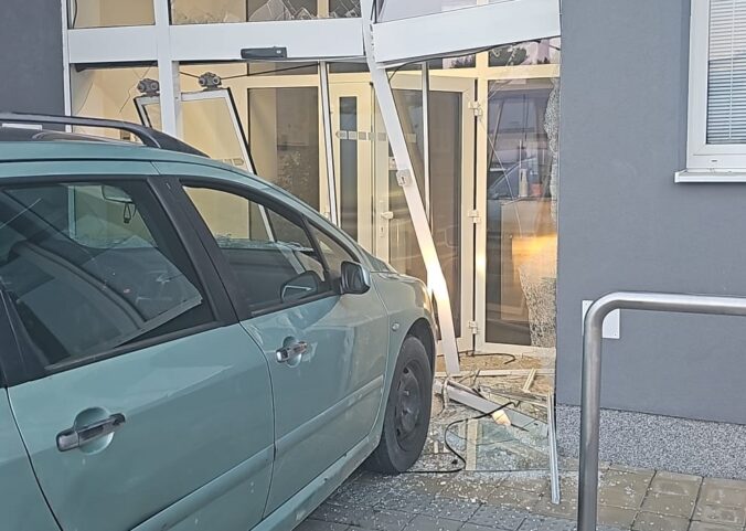 Z dverí spravil trosky. Vodič v Prievidzi úmyselne narazil do policajnej stanice, bol pod vplyvom drog – FOTO Z dverí spravil trosky. Vodič v Prievidzi úmyselne narazil do policajnej stanice, bol pod vplyvom drog – FOTO