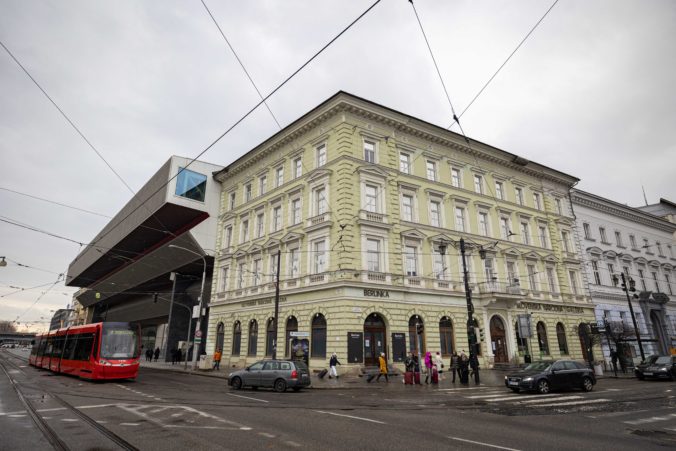 SNG sa pre výstavu Brucea Webera s názvom My Education dostala do sporu s pražskou galériou