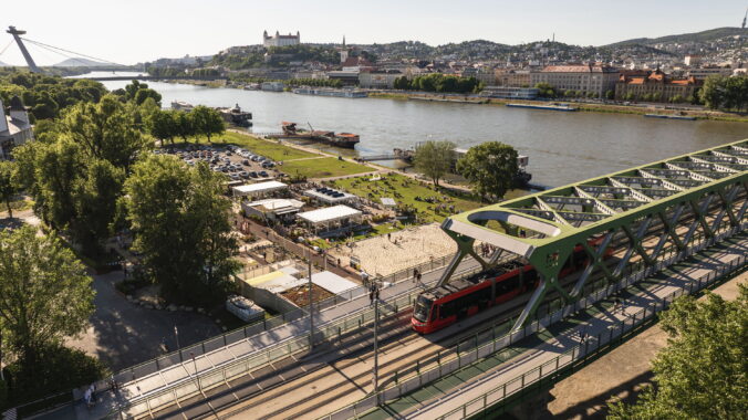 Pláž Tyršák v Bratislave otvorila letnú sezónu, po povodniach prešla rozsiahlou obnovou – FOTO