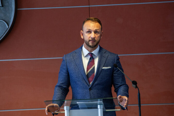 Eštokovo ministerstvo plánuje nákup až 115-tisíc počítačov. ÚHP navrhuje, ako by sa mohlo ušetriť až 80 miliónov eur Eštokovo ministerstvo plánuje nákup až 115-tisíc počítačov. ÚHP navrhuje, ako by sa mohlo ušetriť až 80 miliónov eur
