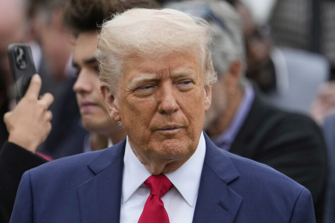 Clá sú dočasne zmrazené, dohody na obzore. Trump chce začať práve Britániou
