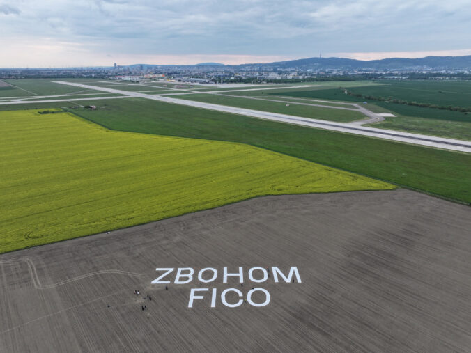 Je viditeľný aj z lietadla: 70-metrový nápis ZBOHOM FICO odkazuje premiérovi, že občania s jeho cestou nesúhlasia – FOTO Je viditeľný aj z lietadla: 70-metrový nápis ZBOHOM FICO odkazuje premiérovi, že občania s jeho cestou nesúhlasia – FOTO