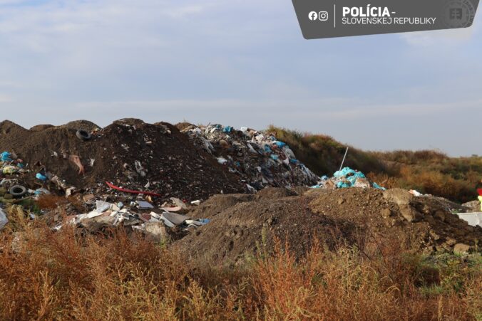 Muž pri Senci nelegálne zakopal viac ako 19-tísic ton odpadu, teraz mu hrozí až 5 rokov väzenia – FOTO Muž pri Senci nelegálne zakopal viac ako 19-tísic ton odpadu, teraz mu hrozí až 5 rokov väzenia – FOTO