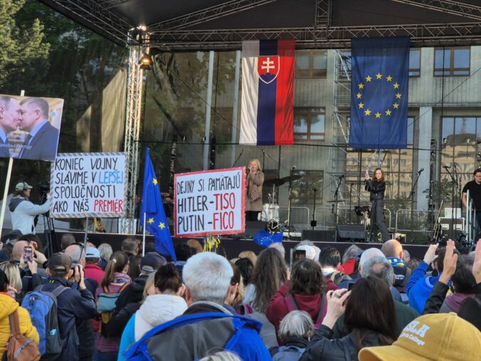 Súčasná vláda nereprezentuje Slovensko, iniciatíva Mier Ukrajine nateraz končí s organizovaním zhromaždení