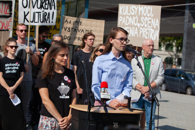 Študenti protestujú pred STVR, prenos z výberového konania na generálneho riaditeľa počúvajú na rozkladacích stoličkách