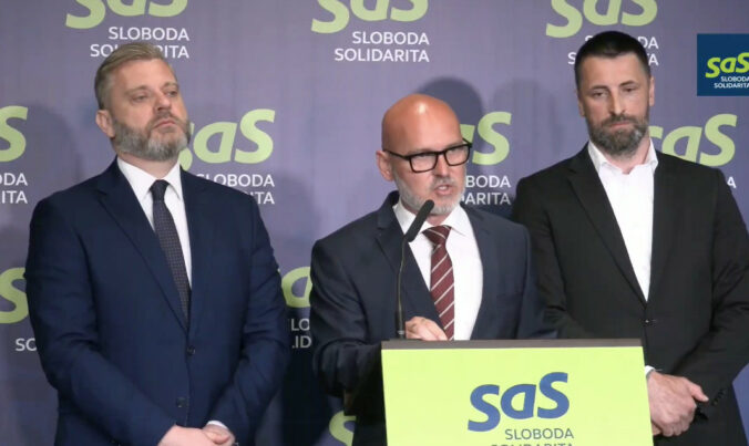 Barety za 40 eur, ktoré inde stoja 15. SaS upozorňuje na ďalší sporný nákup ministra vnútra – VIDEO Barety za 40 eur, ktoré inde stoja 15. SaS upozorňuje na ďalší sporný nákup ministra vnútra – VIDEO