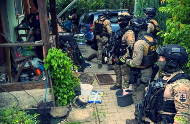 Incident v priestoroch univerzity v Bratislave: Polícia zadržala 46-ročného muža – FOTO Incident v priestoroch univerzity v Bratislave: Polícia zadržala 46-ročného muža – FOTO