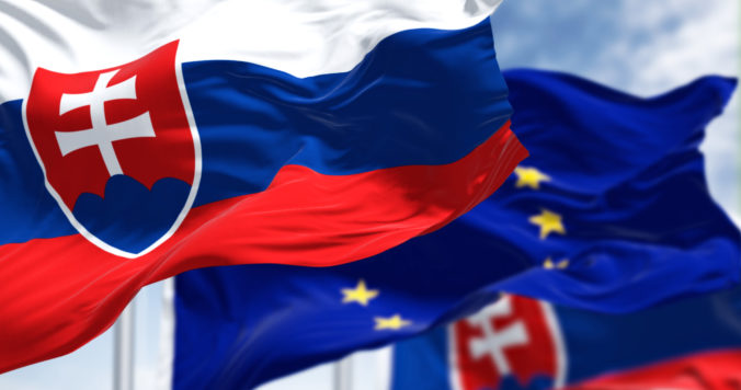 Slováci podporujú členstvo v Únii, NATO aj viac výdavkov na obranu, krajinu by však väčšina nebránila Slováci podporujú členstvo v Únii, NATO aj viac výdavkov na obranu, krajinu by však väčšina nebránila