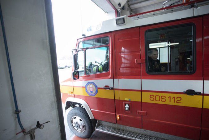 Na diaľnici D1 horí autobus, na miesto už smerovali dve hasičské autá – VIDEO