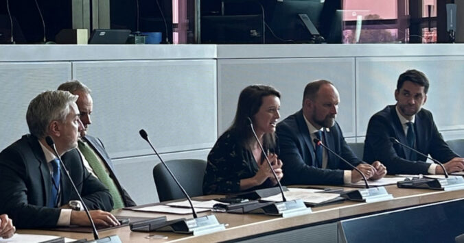 Slovenskí župani varujú pred škrtmi v eurofondoch. V Bruseli žiadali zachovanie podpory pre regióny Slovenskí župani varujú pred škrtmi v eurofondoch. V Bruseli žiadali zachovanie podpory pre regióny