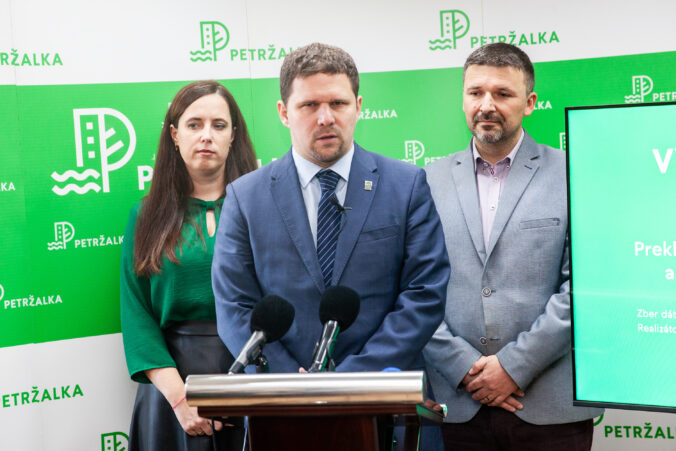 Petržalka po miliónovom podvode mení vedenie, starostu Hrčku strieda jeho zástupkyňa Jančoková Petržalka po miliónovom podvode mení vedenie, starostu Hrčku strieda jeho zástupkyňa Jančoková