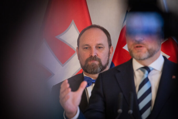 Samosprávne kraje povedie naďalej Viskupič, na 800 eurové odmeny žiadajú od štátu kompenzácie Samosprávne kraje povedie naďalej Viskupič, na 800 eurové odmeny žiadajú od štátu kompenzácie