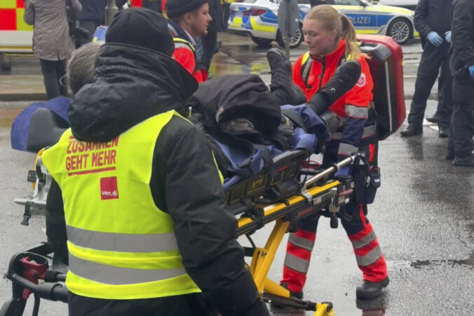 Žena obvinená z masového útoku nožom na železničnej stanici v Hamburgu by sa mala v sobotu postaviť pred sudcu