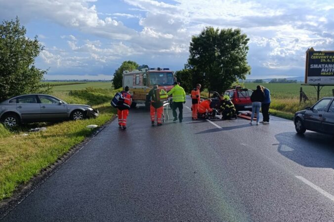 Medzi Blatným a Kaplnou sa zrazili dve autá. Vodiči skončili v nemocnici, jedného previezol vrtuľník Medzi Blatným a Kaplnou sa zrazili dve autá. Vodiči skončili v nemocnici, jedného previezol vrtuľník