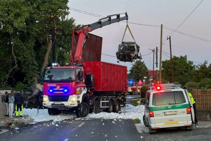 Opitý vodič Tesly narazil vo Veľkom Bieli do zaparkovaných vozidiel a spôsobil požiar Opitý vodič Tesly narazil vo Veľkom Bieli do zaparkovaných vozidiel a spôsobil požiar
