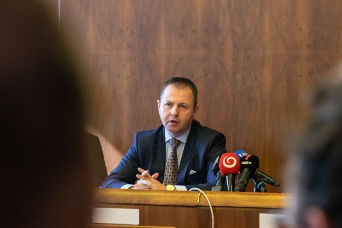 Poslanec Smeru Kéry fackami napadol člena Demokratov, tvrdí strana. Kým prišla polícia, ušiel