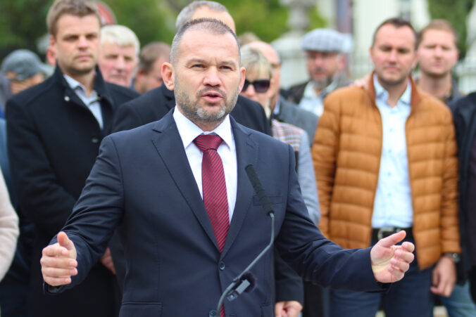 Šutaj Eštok útočí, aby prekryl Becíkove kšefty, tvdí SaS a pripravuje trestné oznámenie