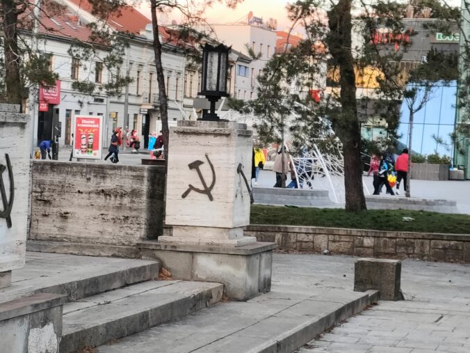 Platná legislatíva SR neumožňuje legálne odstránenie prekríženého kosáka a kladiva ako symbolu komunizmu z pomníka Platná legislatíva SR neumožňuje legálne odstránenie prekríženého kosáka a kladiva ako symbolu komunizmu z pomníka
