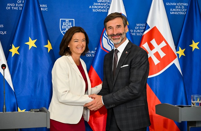 Blanár prijal slovinskú ministerku zahraničia, zhodli sa na potrebe integrácie štátov západného Balkánu do Únie – FOTO Blanár prijal slovinskú ministerku zahraničia, zhodli sa na potrebe integrácie štátov západného Balkánu do Únie – FOTO
