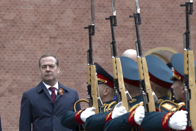 Bývalý ruský prezident Medvedev hrozí Trumpovi treťou svetovou vojnou