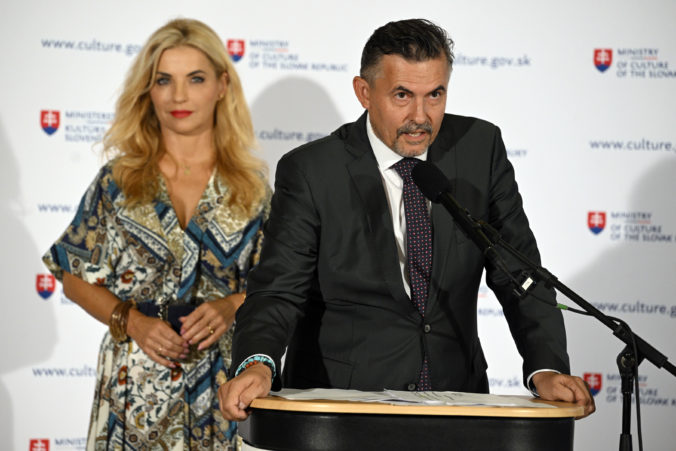 Machala priblížil cieľ presunu busty od Donatella, nad komentármi mnohých občanov mu ostal stáť rozum Machala priblížil cieľ presunu busty od Donatella, nad komentármi mnohých občanov mu ostal stáť rozum