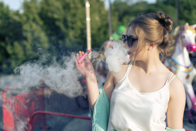 Štát chce ochrániť deti pred e-cigaretami. Jeden líder koaličnej strany je však proti, lebo mu chutia Štát chce ochrániť deti pred e-cigaretami. Jeden líder koaličnej strany je však proti, lebo mu chutia