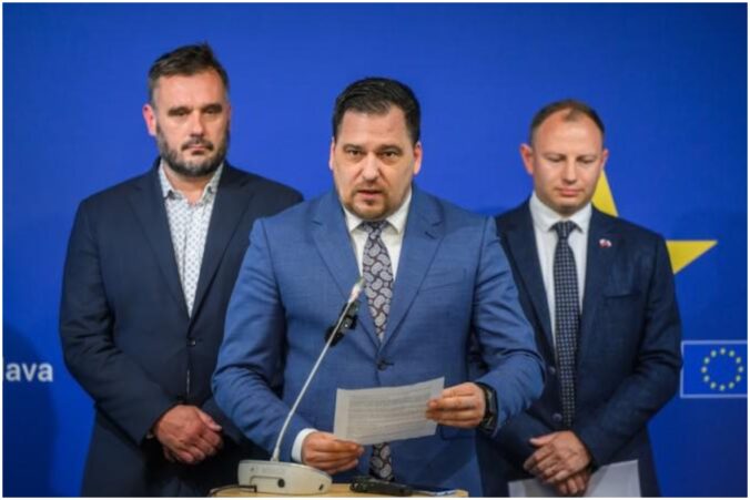 Vedúci delegácie z Bruselu Zdechovský dostal vyhrážky smrťou, vyjadril sa aj k zastaveniu eurofondov pre Slovensko