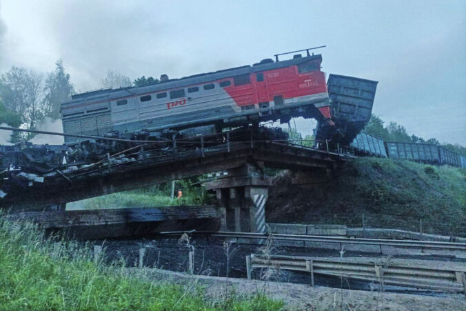 Na západe Ruska sa po zrútení mosta na železničnú trať vykoľajil vlak, najmenej sedem ľudí je mŕtvych – FOTO Na západe Ruska sa po zrútení mosta na železničnú trať vykoľajil vlak, najmenej sedem ľudí je mŕtvych – FOTO
