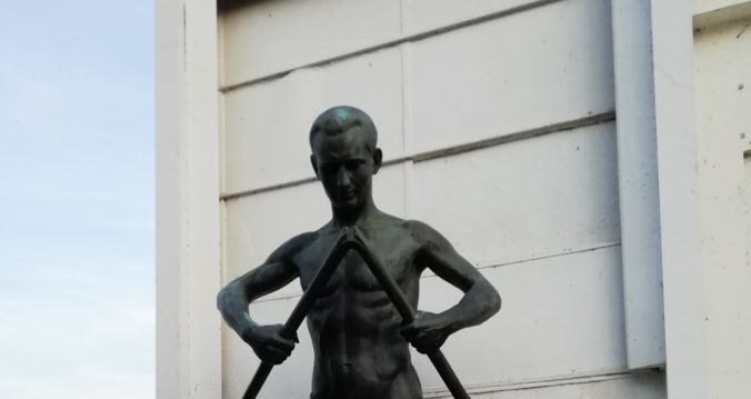 Piešťanský symbol pre zlý technický stav prešiel obnovou, socha Barlolámača má pod nohami vynovenú fontánu