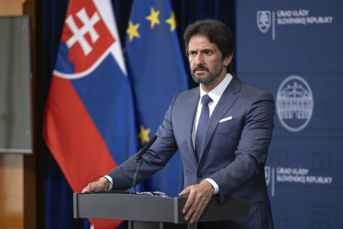 Vyhrážky odobratia eurofondov sú podľa ministra obrany Kaliňáka smiešne a boľševické Vyhrážky odobratia eurofondov sú podľa ministra obrany Kaliňáka smiešne a boľševické