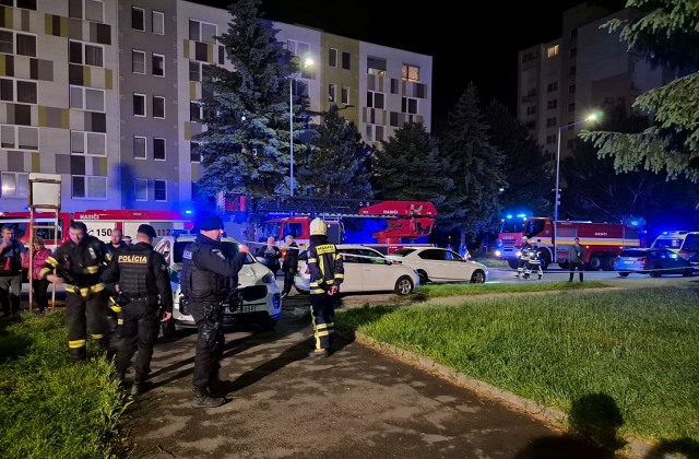 Hasiči zasahovali pri požiari bytovky v Žiari nad Hronom, evakuovať museli asi 80 osôb – FOTO Hasiči zasahovali pri požiari bytovky v Žiari nad Hronom, evakuovať museli asi 80 osôb – FOTO