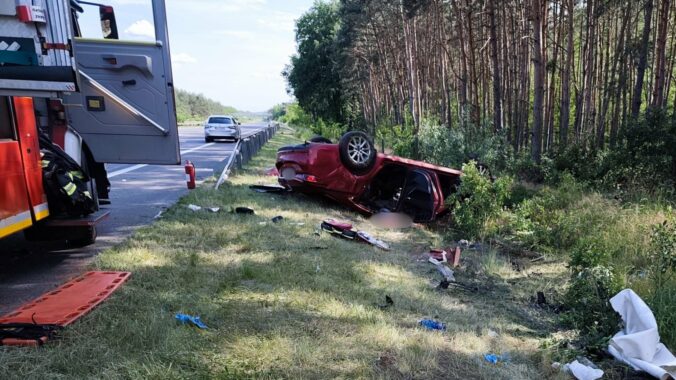 Na diaľnici D2 sa stala vážna nehoda, auto zostalo prevrátené na streche. Zranili sa aj dve deti – FOTO Na diaľnici D2 sa stala vážna nehoda, auto zostalo prevrátené na streche. Zranili sa aj dve deti – FOTO