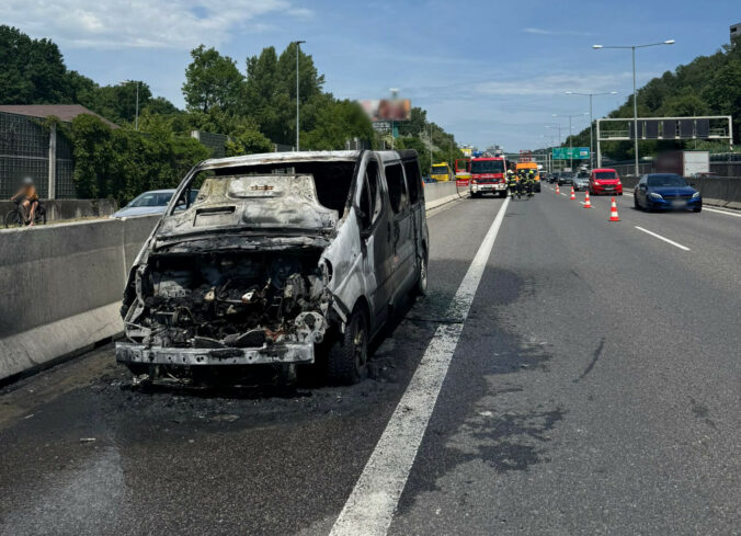 Na moste Lanfranconi zasahovali hasiči aj polícia, auto začalo horieť za jazdy. Doprava je stále obmedzená – FOTO Na moste Lanfranconi zasahovali hasiči aj polícia, auto začalo horieť za jazdy. Doprava je stále obmedzená – FOTO
