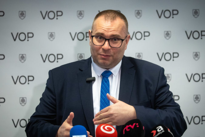 Slovensko má nedostatky v prevencii policajného násilia, ombudsman odporúča telové kamery aj lepšie podmienky v celách