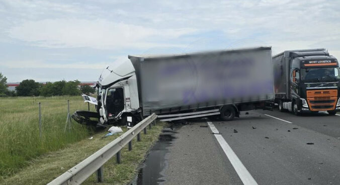 Vodiči, pozor. Nehoda kamióna na diaľnici D2 komplikuje premávku. Uzavretý je pravý jazdný pruh Vodiči, pozor. Nehoda kamióna na diaľnici D2 komplikuje premávku. Uzavretý je pravý jazdný pruh
