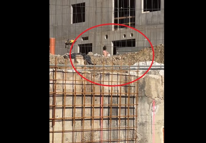 Pacientka ušla z nemocnice v Spišskej Novej Vsi, zahalená v plachte vyskočila cez okno – FOTO Pacientka ušla z nemocnice v Spišskej Novej Vsi, zahalená v plachte vyskočila cez okno – FOTO