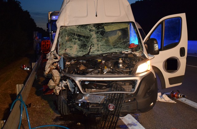 Vodička dodávky na D1 pri Ratkovciach narazila do kamióna, jej spolujazdec je v ohrození života – FOTO Vodička dodávky na D1 pri Ratkovciach narazila do kamióna, jej spolujazdec je v ohrození života – FOTO
