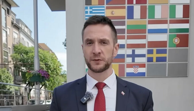 „Nech sedí doživotne vo väzení,“ vyhlásil Uhrík o zlodejoch eurofondov. Demokraciu na Slovensku vraj nič neohrozuje – VIDEO
