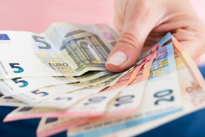 Štátni zamestnanci si môžu vydýchnuť, pre 800 eurové odmeny neprídu o nárok na opatrovateľský príspevok Štátni zamestnanci si môžu vydýchnuť, pre 800 eurové odmeny neprídu o nárok na opatrovateľský príspevok