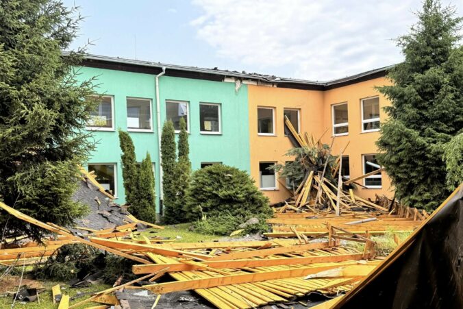 Silný vietor poškodil strechu na základnej škole v Michalovciach, vyhlásili mimoriadnu situáciu Silný vietor poškodil strechu na základnej škole v Michalovciach, vyhlásili mimoriadnu situáciu